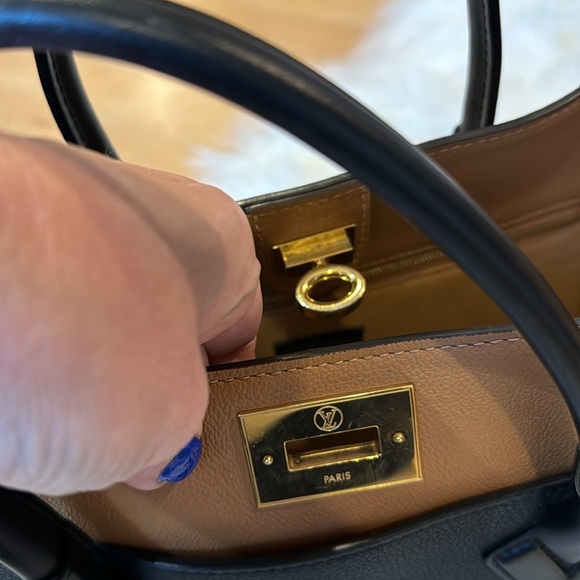 Louis Vuitton On My Side MM Tote Crossbody - Picture 16 of 16